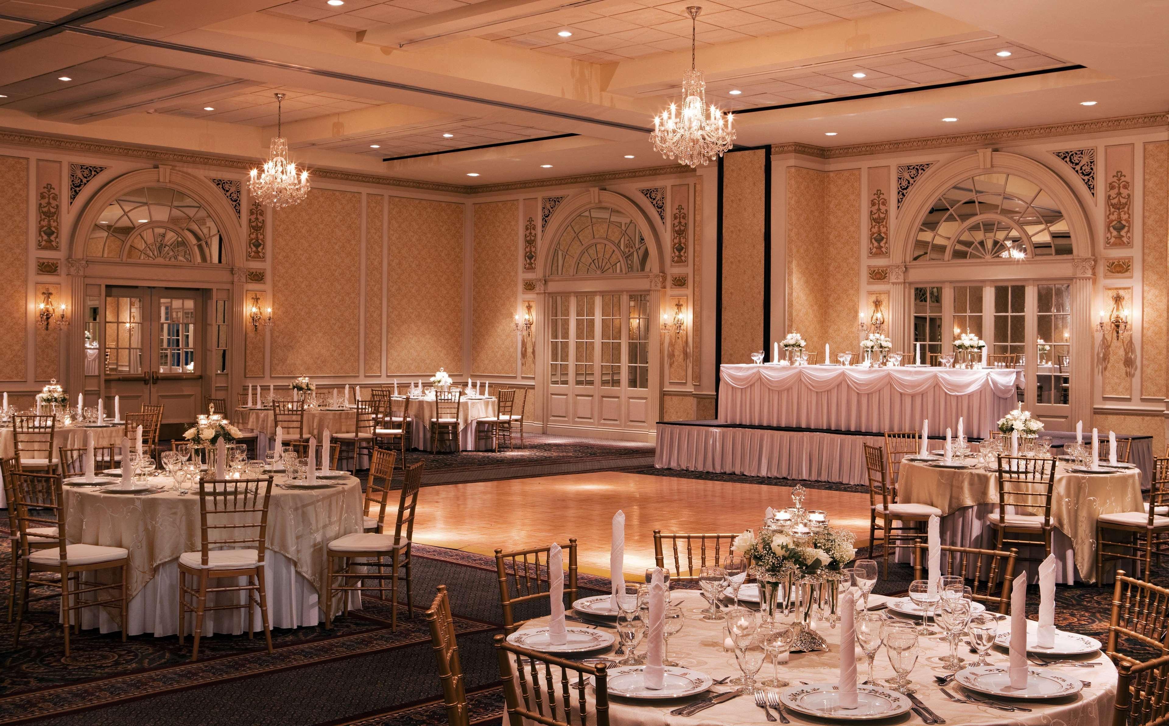 Hotel Roanoke & Conference Center, Curio Collection By Hilton Ресторан фото