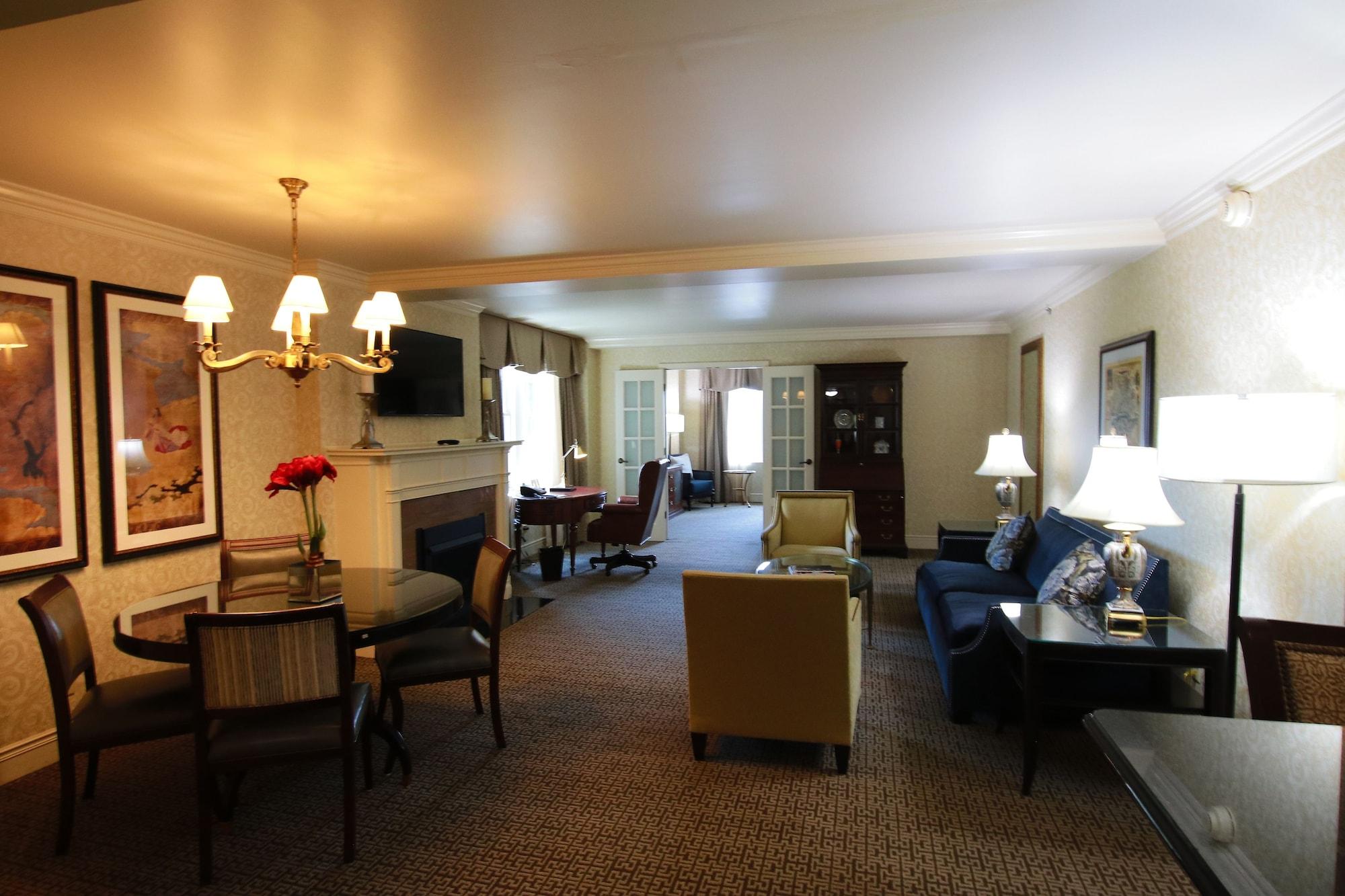 Hotel Roanoke & Conference Center, Curio Collection By Hilton Экстерьер фото