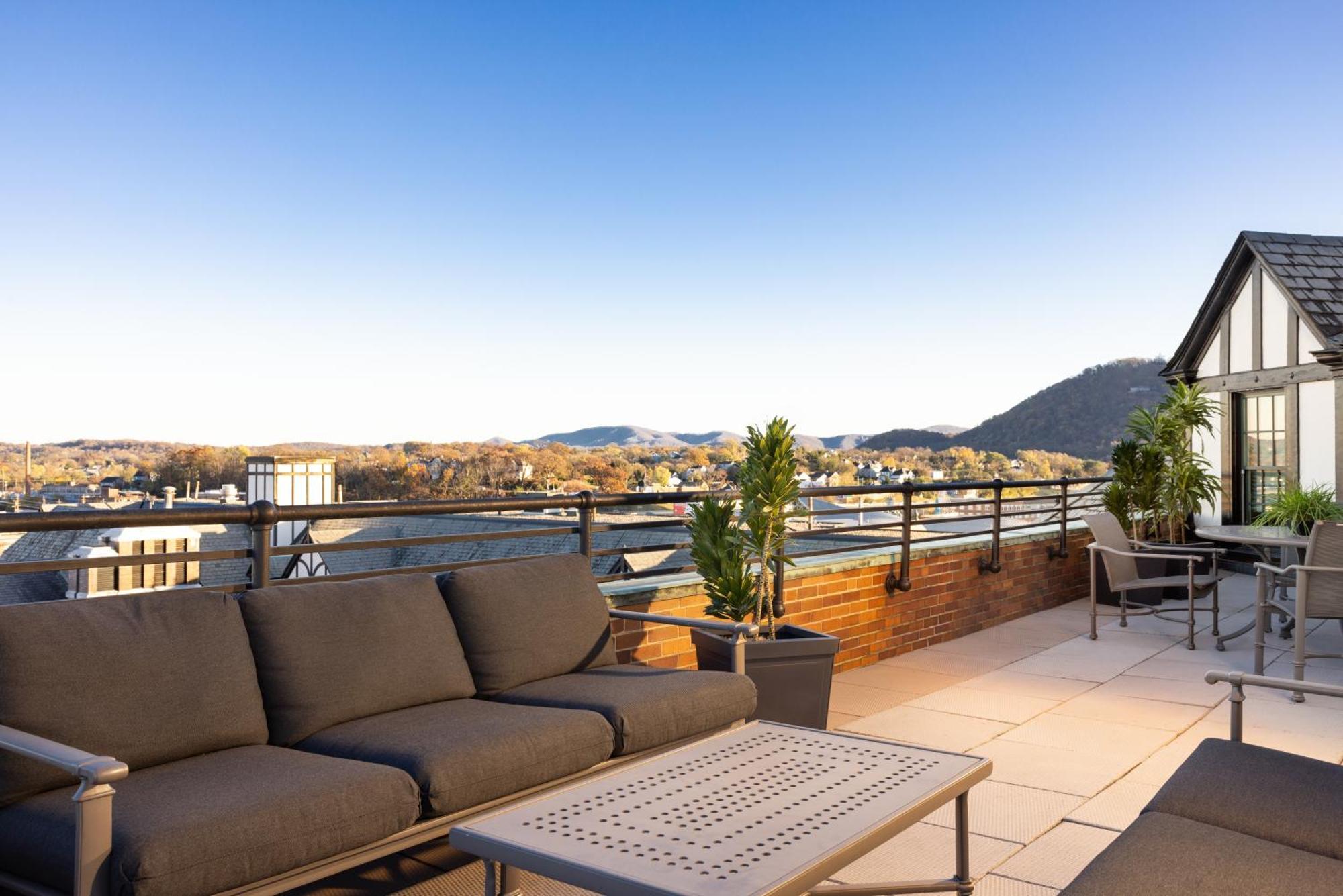 Hotel Roanoke & Conference Center, Curio Collection By Hilton Экстерьер фото